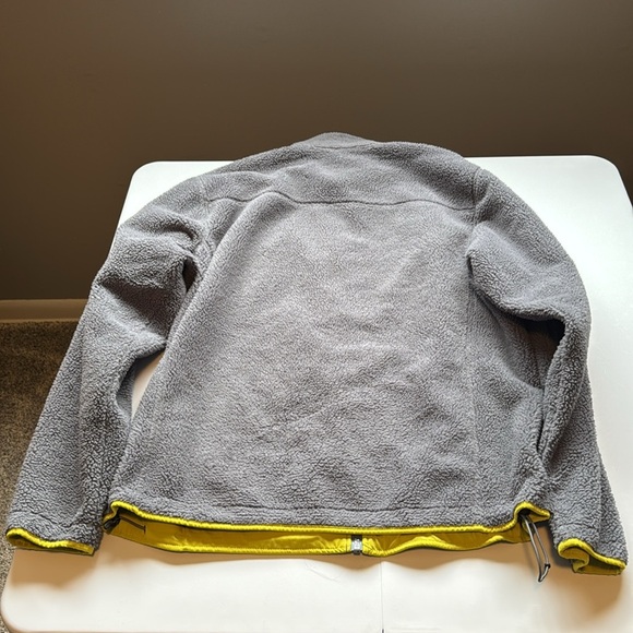 Moosejaw Men’s Gray Jacket with Yellow Trim - Picture 9 of 9